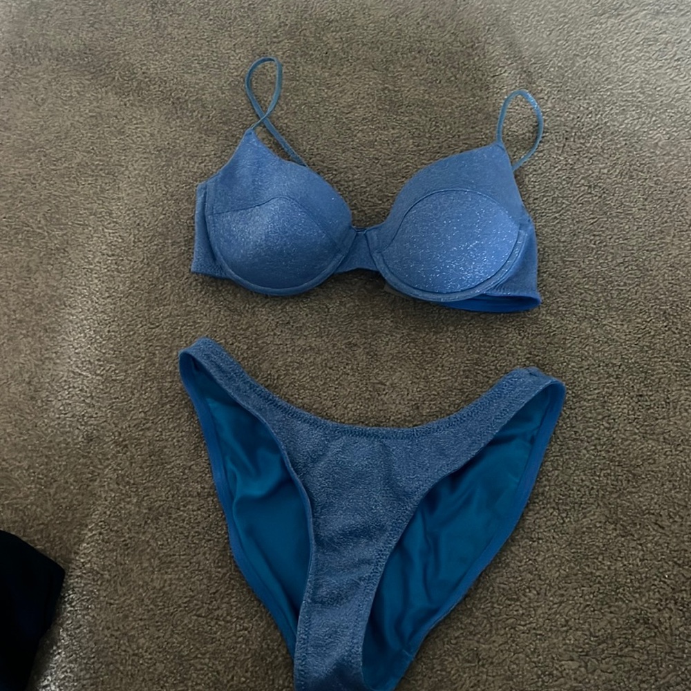 Blue sparkly triangl